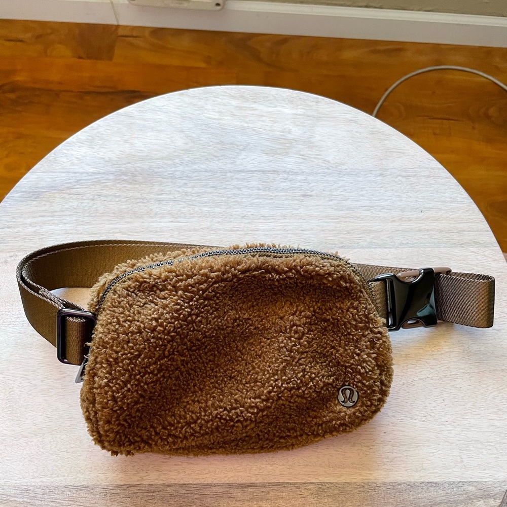 RARE Lululemon Sherpa Fanny pack